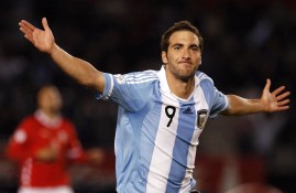 多米电竞-阿扎伦卡在巴黎圣日耳曼比赛中惊险取胜，挺进下一轮引发热议！